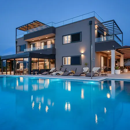 Noir Olivum With Pool Vila