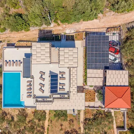 Noir Olivum With Pool