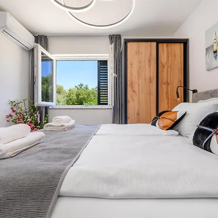 Noir Olivum With Pool *