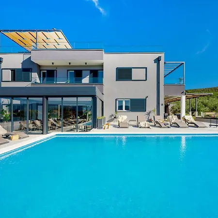Noir Olivum With Pool *
