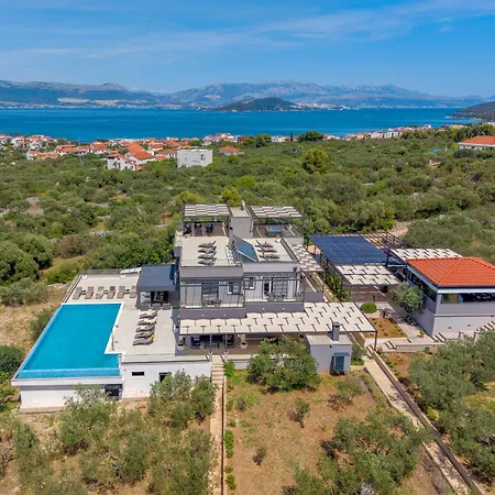 Noir Olivum With Pool * Slatine