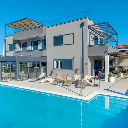 Noir Olivum With Pool * Slatine