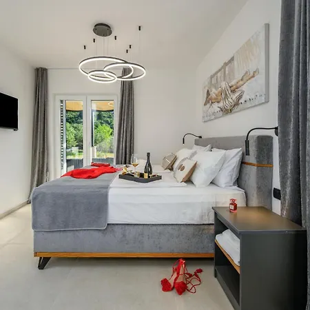 Noir Olivum With Pool Villa