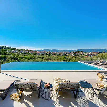 Noir Olivum With Pool